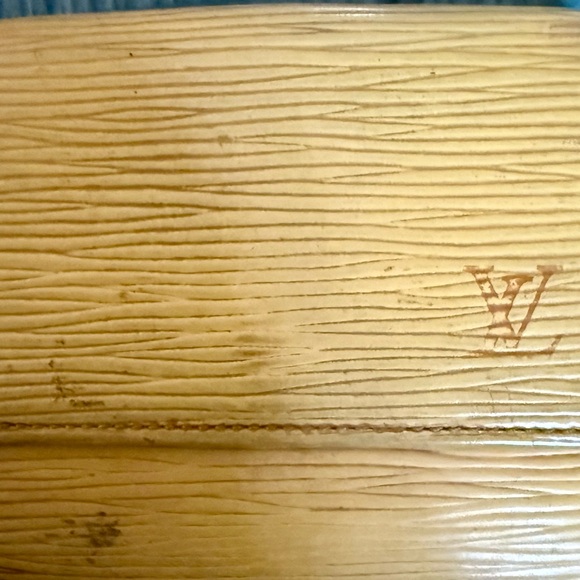 Authentic Vintage Louis Vuitton Epi Wallet Foldout - Picture 3 of 10
